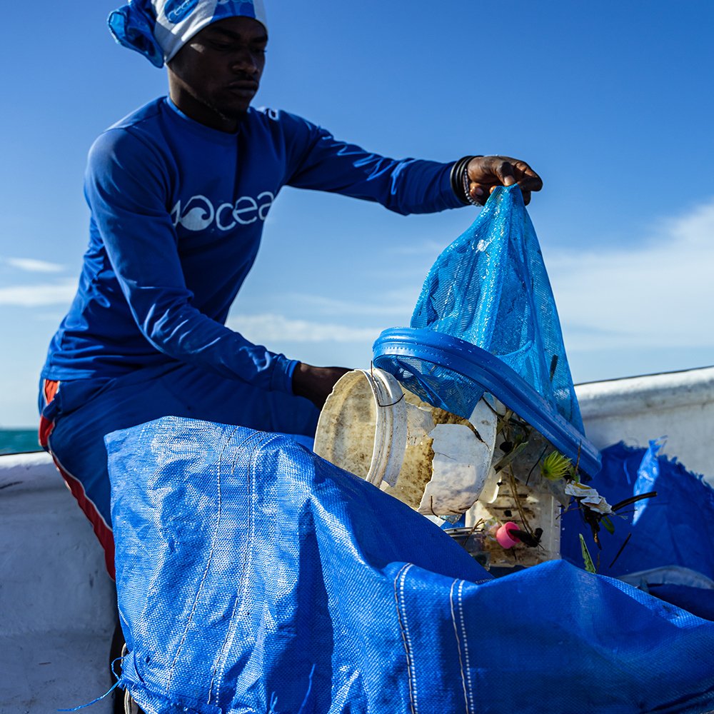 4ocean's tweet photo. 4ocean Haiti is spending their day cleaning the ocean and coastlines. What are you doing for the environment this weekend? https://t.co/JkWzo7J2pm