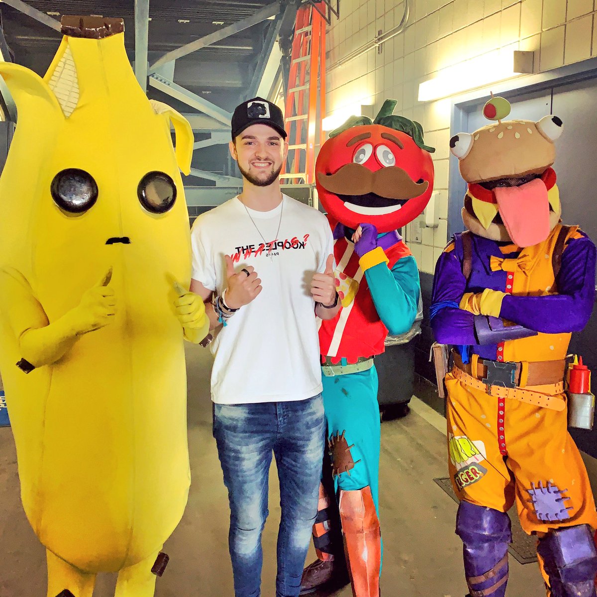 OMGitsAliA's tweet photo. You can only pick one skin, go - 🍌🍅🍔 https://t.co/ctvxnkWW52