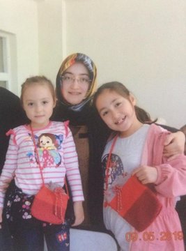 Anne babaları tutuklandığında 3 ve 6 yaşında olan bu çocuklar şimdi 6 ve 9 yaşındalar.

3 yıldır anne ve babasız büyüyorlar.

5 yıldır çocuklara ve ailelere zulmediyorsunuz.

Yeter artık!

Emine ve Cengiz AŞKIN Çifti 
33 aydır tutuklu.
 
<a href="/adalet_bakanlik/">T.C. Adalet Bakanlığı</a>
<a href="/abdulhamitgul/">Abdulhamit Gül</a>