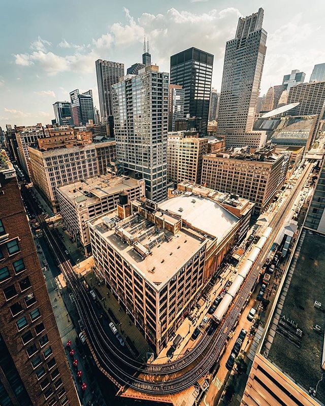 PhotoGang100's tweet photo. RepostBy @wonguy974: "ROOFTOP VIEWS 💛 1 or 2 ? What strikes me the most during my time in Chicago is the crazy amount of rooftops like this one from @VirginHotelsChi where I had the chance to stay ! The view over Downtown and the Loop is quite impres… https://t.co/6unr2Y44Uq https://t.co/XHcTtmP1a3