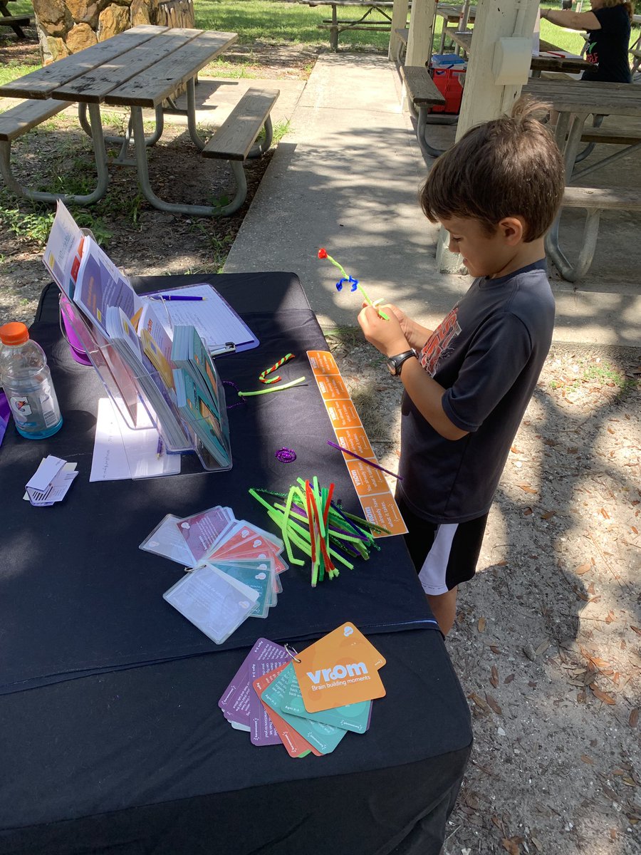 CarolinaLFranco's tweet photo. Wonderful morning...creative kids making bracelets and other cool figures with pipe cleaners; families enjoyed the scavenger hunt &amp; meeting author #FranPalmeri at the #LiteracyUnderTheOaks event at @OscarSchererSP. @SuncoastCGLR @joinvroom @ThePattersonFdn @LeerPara3ro @MITM_BFF https://t.co/dHplilhySG