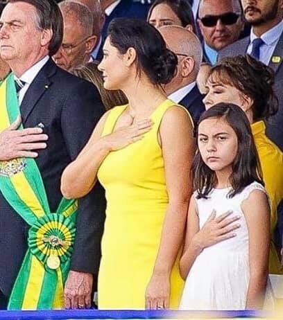 Luis_R_Oficial's tweet photo. Acha que tá sofrendo na dentadura do Bolsonaro? Aguarde então a Dinastia da Laurinha Bolsonaro. #acobravaifumar https://t.co/bd9vMbkNrX