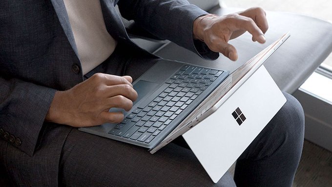 elcorteingles's tweet photo. Volver al día a día es mucho más sencillo si cuentas con el convertible adecuado a tus necesidades. En #ECItech te damos las claves para que tu portátil te facilite el trabajo. 💻 https://t.co/9QqjL9LE2M https://t.co/fNAspFLpyU