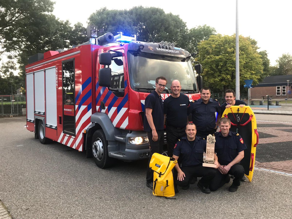 Terwijl de wedstrijdploeg het landelijk kampioenschap WOR viert in de kazerne, gaat er een andere ploeg uitrukken voor een containerbrand aan de #Alblas in #Barendrecht #nagenieten #prachtberoep #wor #winnaar #kampioenen