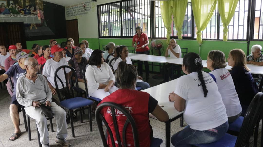 salainass's tweet photo. #InassAlDía
Durante su visita en el CSSR Dr Manuel Araujo de Portuguesa, la presidenta del INASS @gladysrequena visitó la Gerogranja y compartió con las servidoras y servidores públicos en una reunión de trabajo
#VenezuelaRevoluciónSocial
@NicolasMaduro @DPresidencia @ViceSocialT https://t.co/C3ZODadJpp