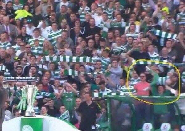 _BeFootball's tweet photo. Quand un père de famille utilise son enfant comme écharpe 😭 https://t.co/Y438w96JCF