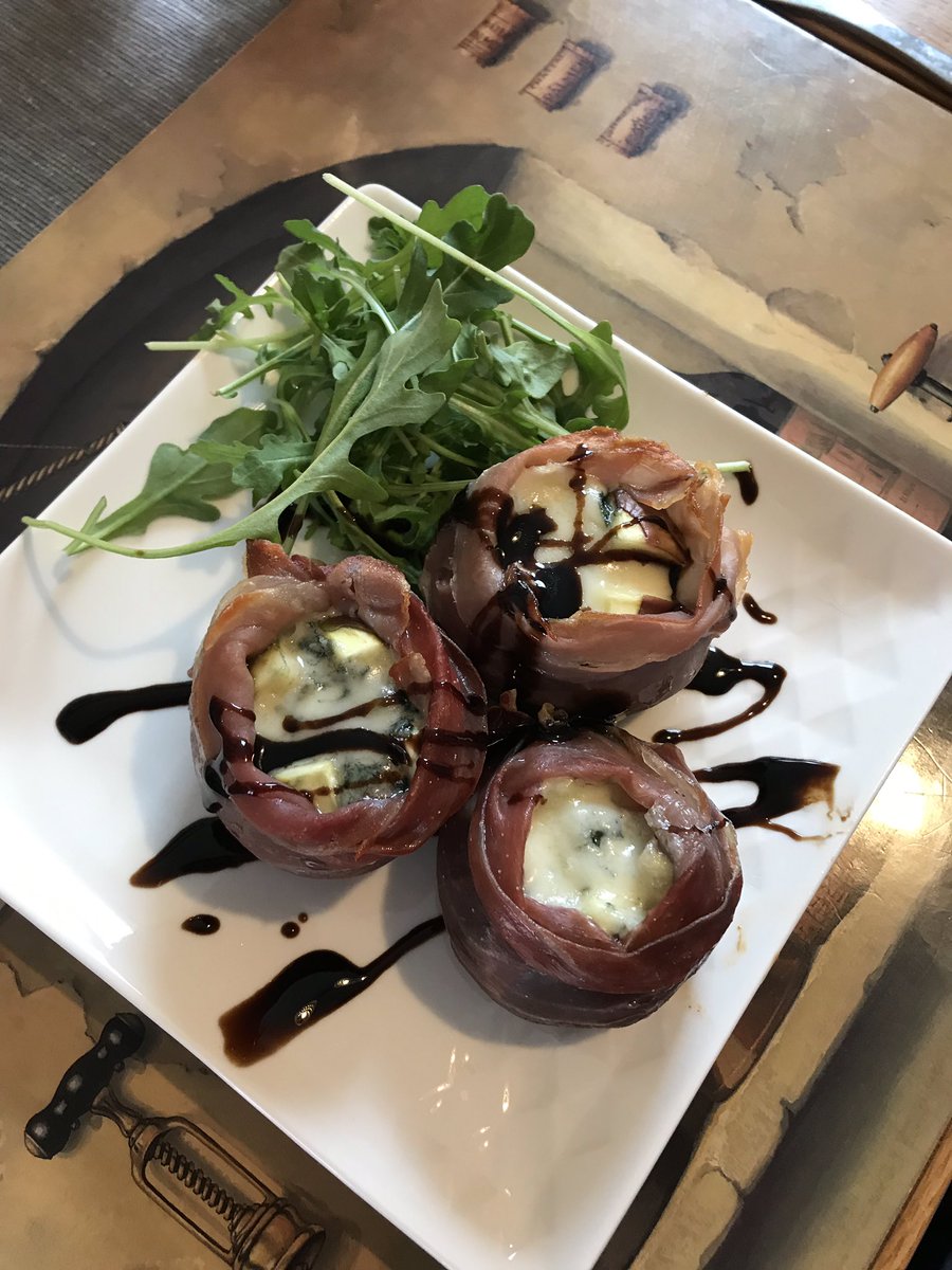 annamorgs's tweet image. Figs stuffed with blue cheese and wrapped in Parma ham. Roasted and served with rocket and balsamic glaze. My friends enjoyed these 😂👍🏼😊xx