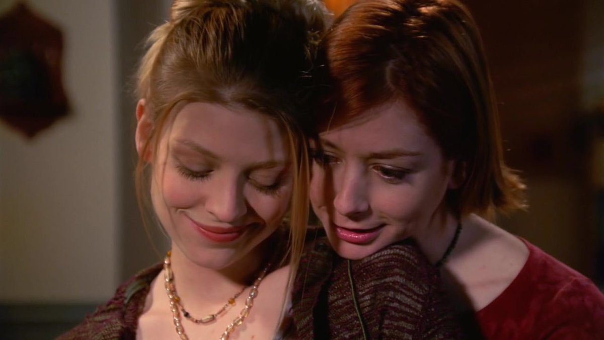ChasingHorses's tweet image. After one take, Joss did say, "Can we have one [take] that's less like you're going to sleep together in about five minutes?" ~ Alyson Hannigan talking about filming a kiss with Amber Benson

#BuffytheVampireSlayer
#BtVS
#Buffy