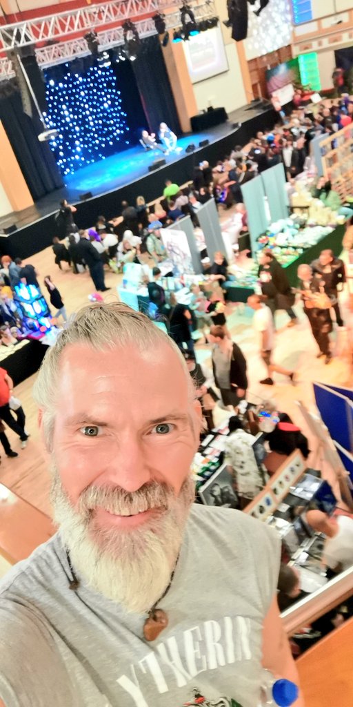 joncampling's tweet photo. And what a wonderful venue the wonderful @bridspa 🙏
Also loved watching my buddy @piratemoustache doing his MMORPG thang LIVE on the main stage too 🙏🤗🤘

#bridcon #bridlington #HarryPotter #FinalFantasy #actor #hull #cosplay https://t.co/vxLp1Pk0ww