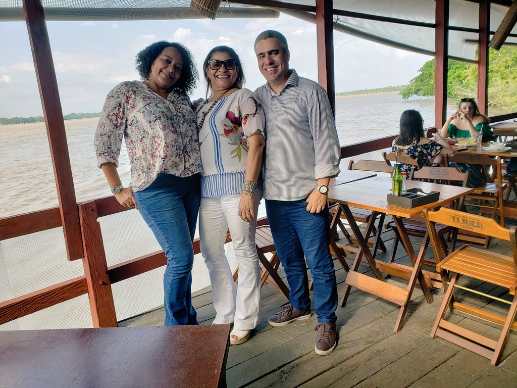 _FabioPalacio's tweet photo. Eu e as professoras Zefinha Bentivi e @nethlouzeiro, colegas do Depto. Comunicação Social da @UFMAoficial, ontem, durante o #intercom2019, em Belém.

Debulhando nossas reflexões comunicacionais na Ilha do Combu, do outro lado do Guamá... https://t.co/H6hMRyTdgF