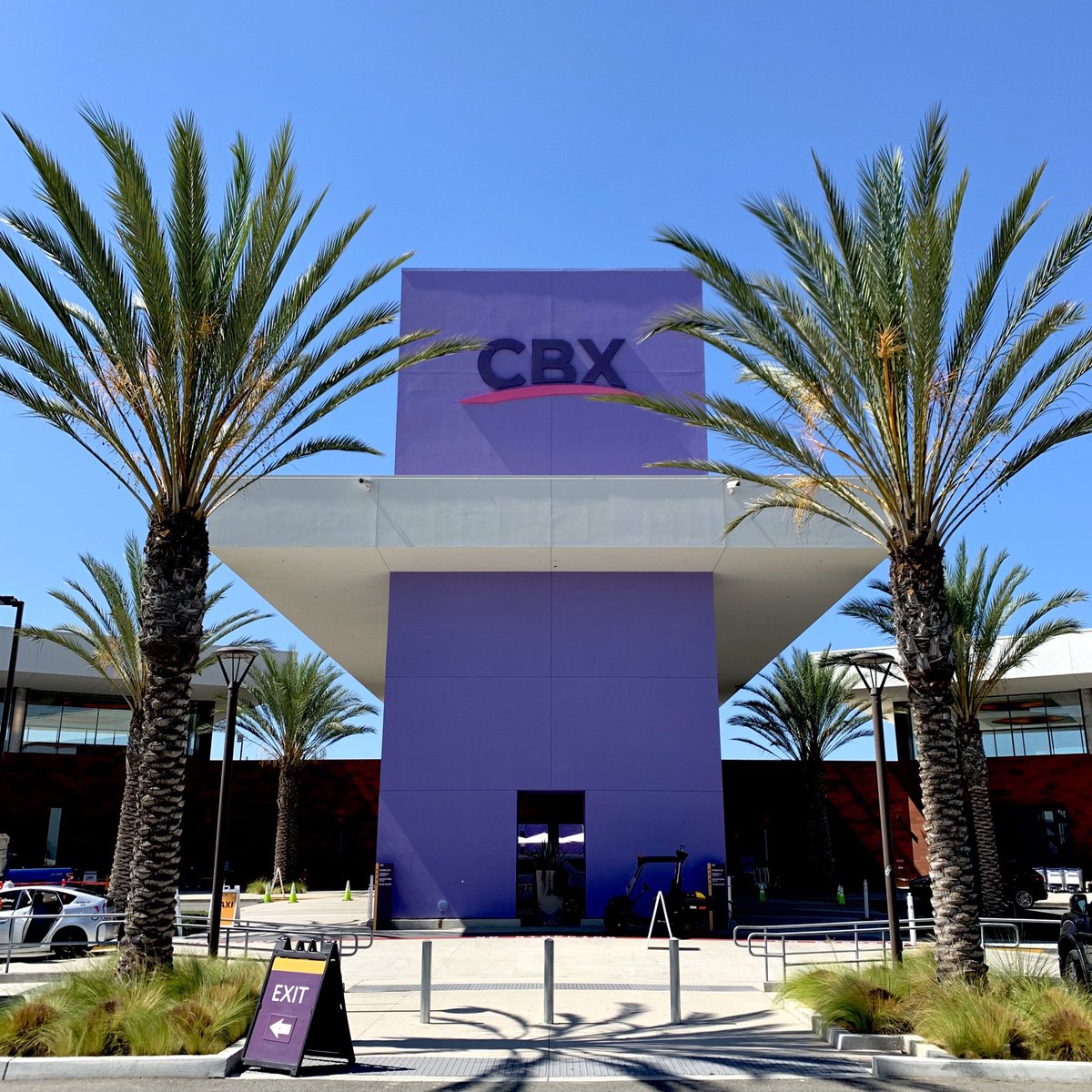 joakobaena's tweet photo. El @CrossBrdrXpress tiene una gran afluencia de pasajeros los fines de semana. El equipo de #GMS dándole la bienvenida a todos en el #CaliforniaWelcomeCenter #VisitCalifornia #WelcometoCalifornia @alexpace17 #WelcometotheUS https://t.co/0hZEGtZLAM
