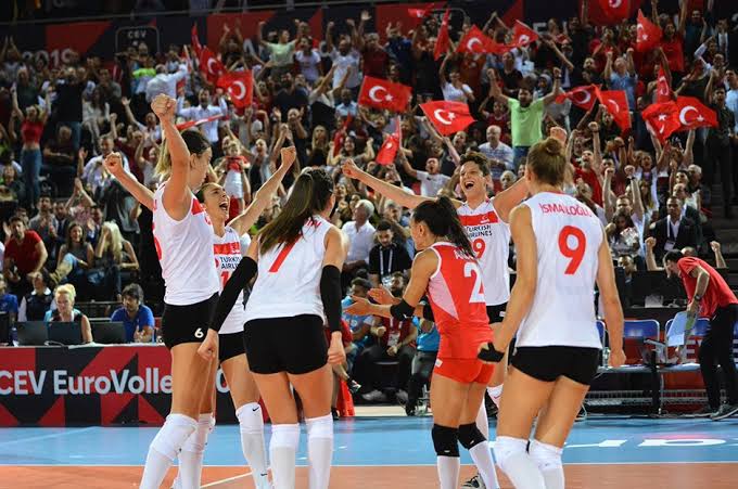 TimeTurkish's tweet photo. #SonDakika

Filenin Sultanları Polonya'yı 3-1 yenerek finale yükseldi 🇹🇷 https://t.co/3tGXNGRrM8