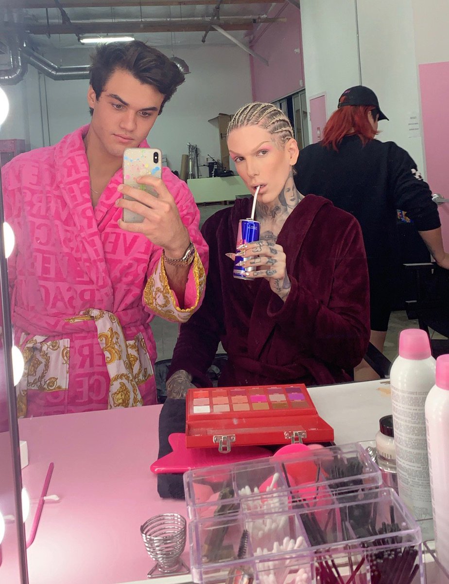 JeffreeStar's tweet photo. 🤡 https://t.co/aN5jaPttUd