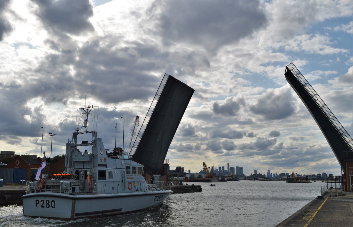 AJBC_1's tweet photo. The Archers have arrived in the #RoyalDocks #London heading to @DSEI_event - #RoyalNavy #1PBS P2000 IPV @HmsDasher #P280 seen heading through the #KGVLock @TeamRN1 #dlr_blog https://t.co/27ouaS4YUJ