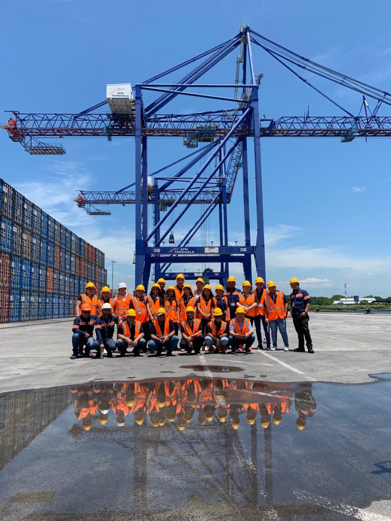 SLIdynamic's tweet photo. Gracias APM por apoyar la gestión del conocimiento para hacernos mejores aduaneros.
@APMTerminalsQTZ
@pattyaguilar__ https://t.co/57xbiSQbi8