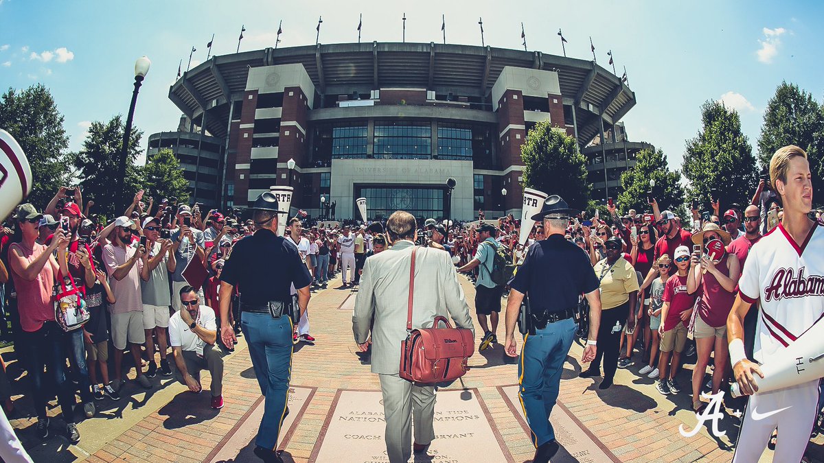 AlabamaFTBL's tweet photo. Walk of Champions. 🅰️🐘📸

#BamaFactor #RollTide https://t.co/sUkD9PojcM