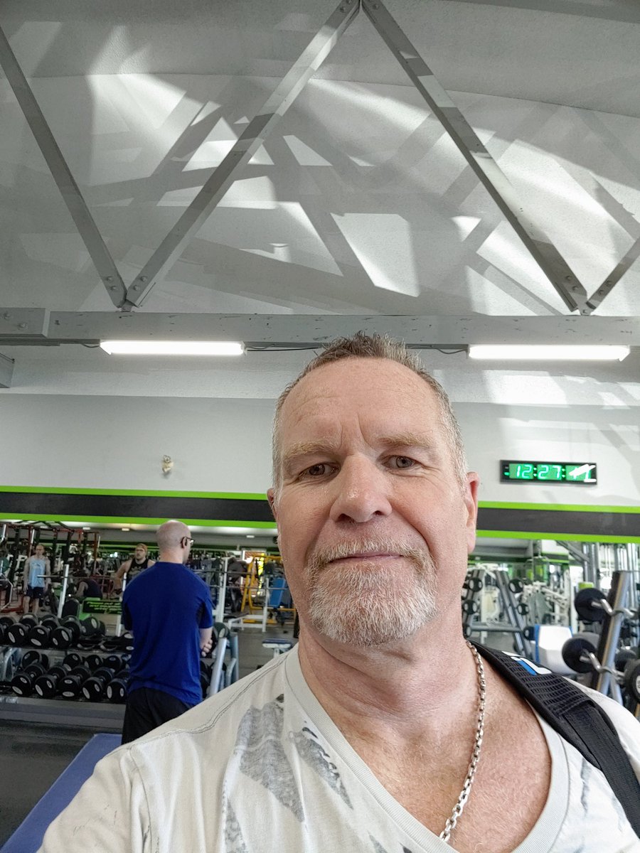asimpleplan1's tweet photo. I #gotshitdone legs, cardio and a sauna. Time for me now. https://t.co/5E7iZJz6Ij