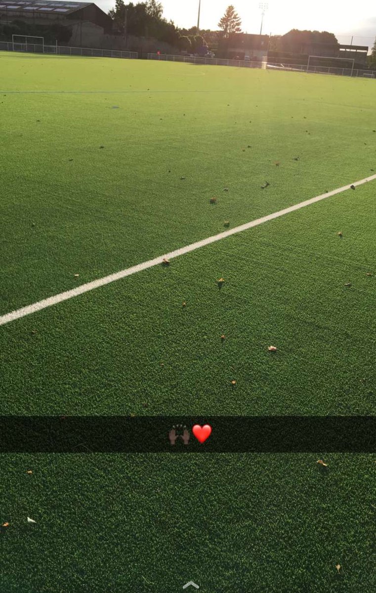 dylanbs2's tweet image. RT @dylanbs2: Mon papa il est à toi ce terrain . A jamais dans nos cœur ❤️❤️🙏🏿