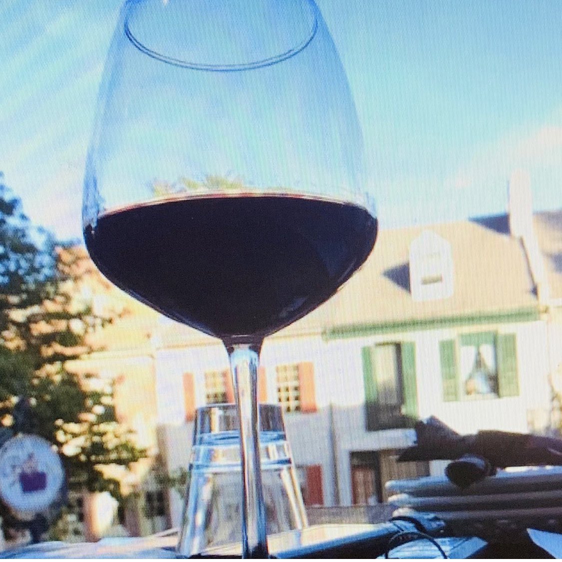 bellavinostl's tweet photo. Wine 🍷 Time! Sip on your favorite vino and take in the view from our patio. #perfectpatioweather #wine #winebar @bellavinowinebarstl https://t.co/HSPTPFdGH8