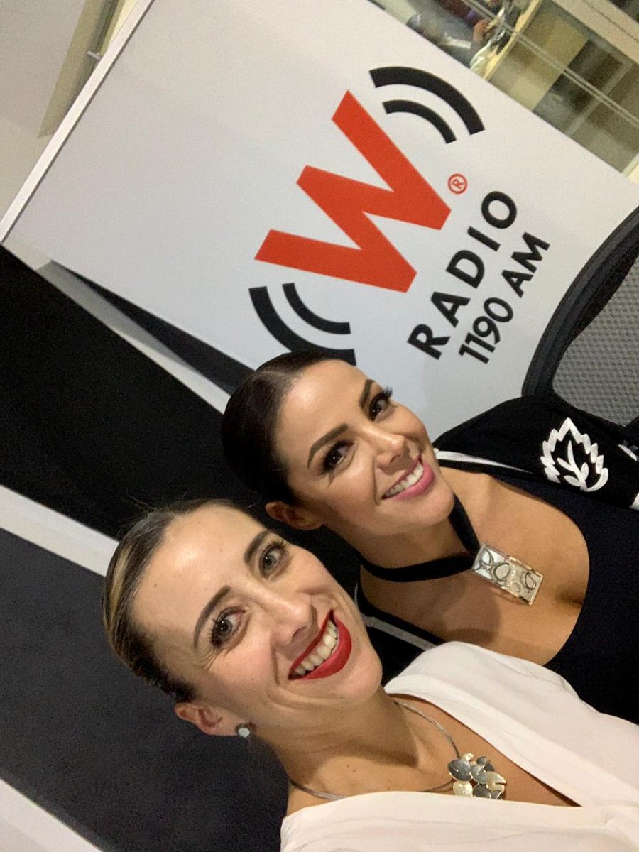 wradiogdl's tweet photo. Y es momento de hablar con @NoemiGo_coach sobre su nuevo libro 📚 "Entre tiburones y millennials" #EnFinConKarinaAngulo 1190AM @_KarinaAngulo https://t.co/32zAkBzvHi