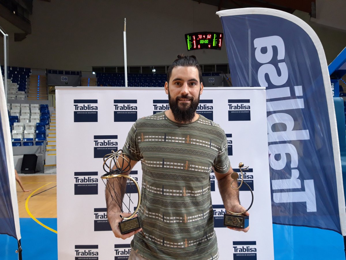 TORNEIG ITEGRA ILLES BALEARS | <a href="/Chemari_Morales/">Chemari Morales</a> recibe el galardón de MVP del partido y el trofeo de campeones. #respirabàsquet #JugamJunts