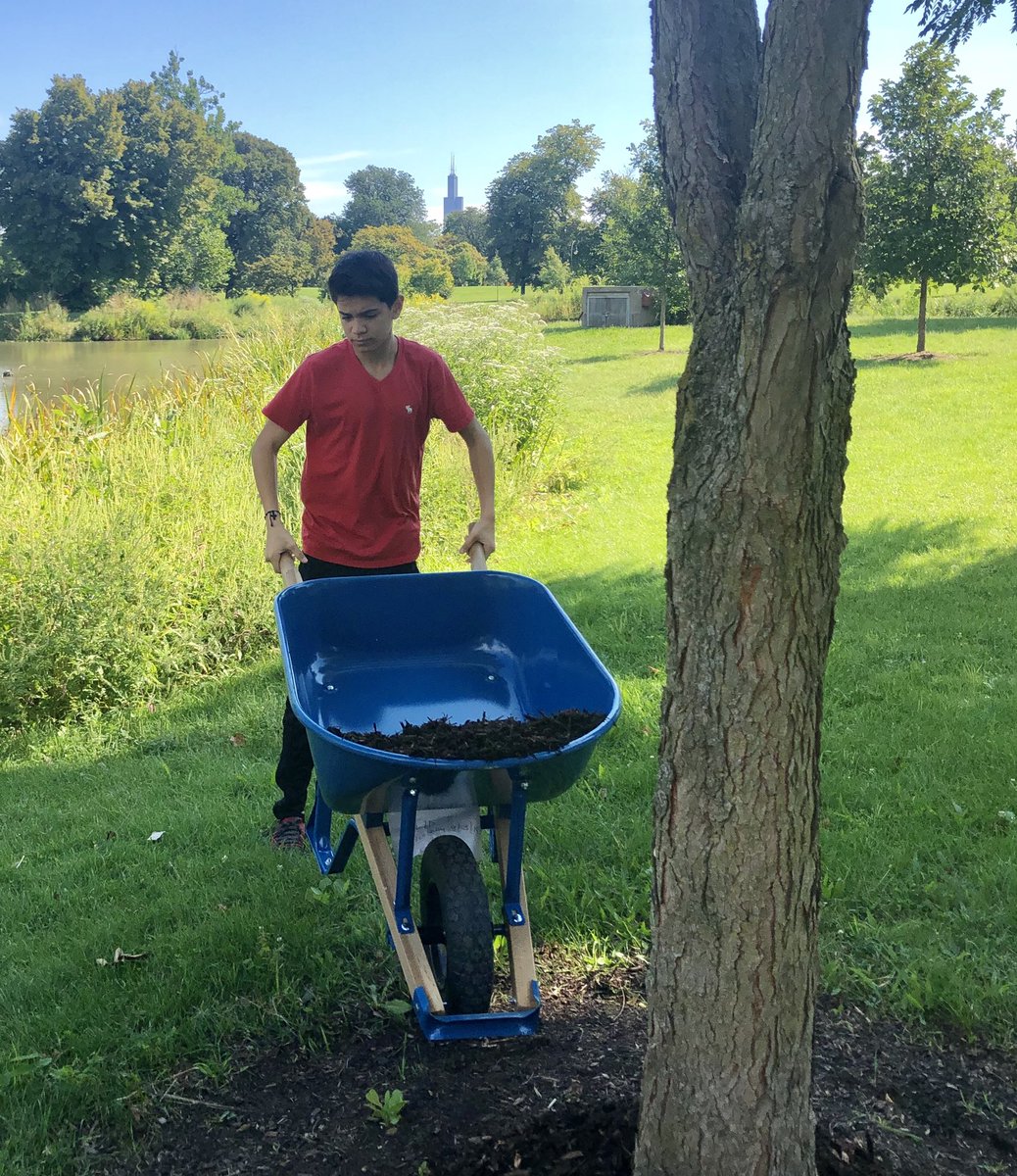 #BearsHuddlefor100 helping to beautify our parks!  <a href="/ChicagoBears/">Chicago Bears</a>  #RealFans