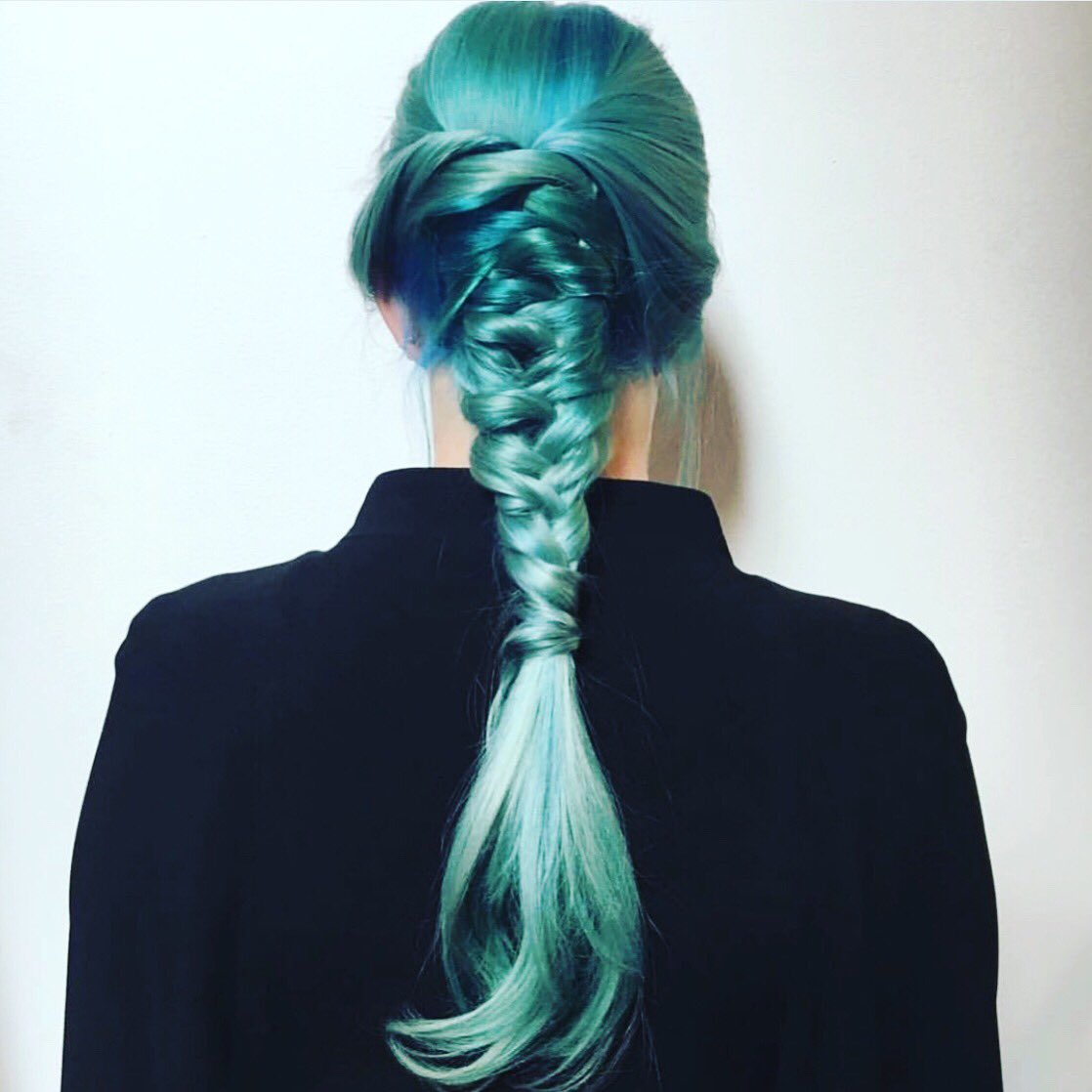 _LTGroup's tweet photo. ¿Y si le ponemos un poco de color a este día gris?
¿Te animás a hacerte algo así en tu pelo?
.
.
.
.
#peluquería #salon #loreal #colorful #colorista #leloir #castelar#tendenciaslt #tendencias2020 #ss2020 https://t.co/G9GYChaD92