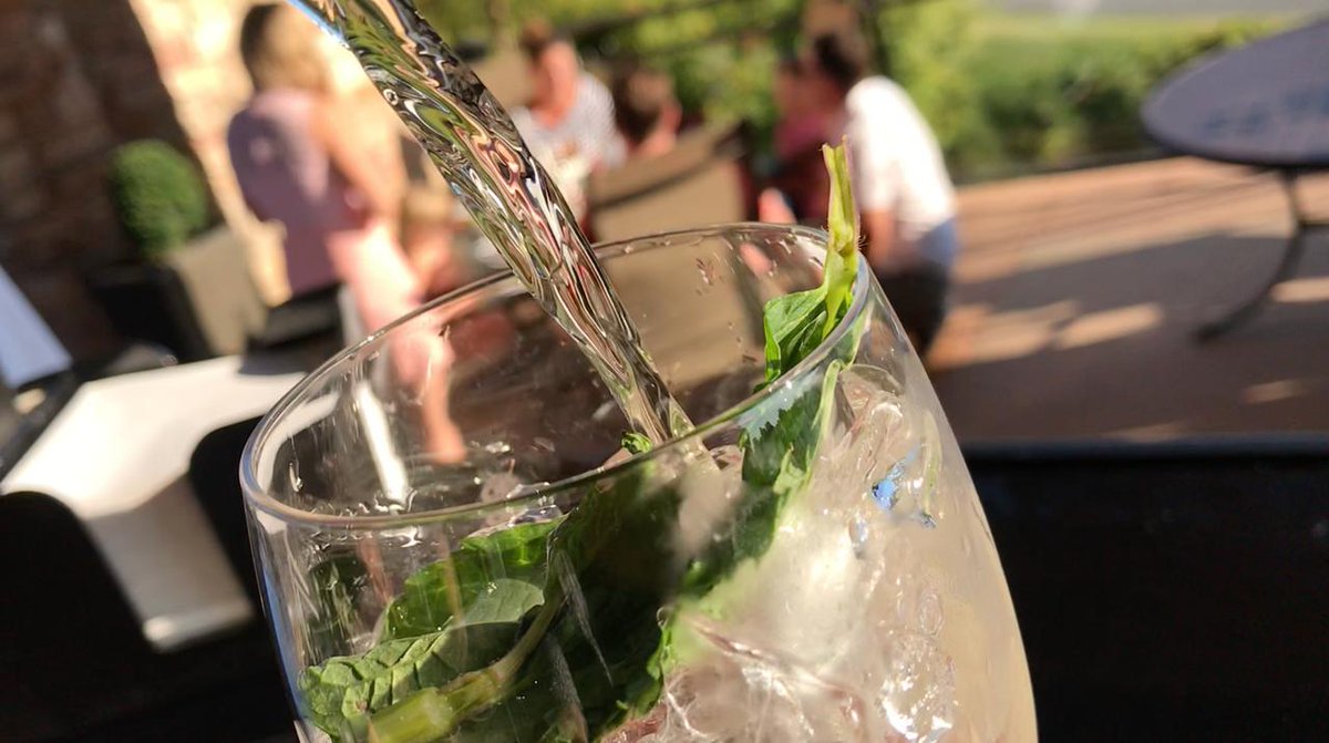 BeachGroveGolf's tweet photo. Whether it's one and done or a lazy afternoon soaking up sun and libations that you're looking for, our clubhouse has you covered: https://t.co/BYfIea5hEn #golfbc #tsawwassen https://t.co/JtZY3xxjZk