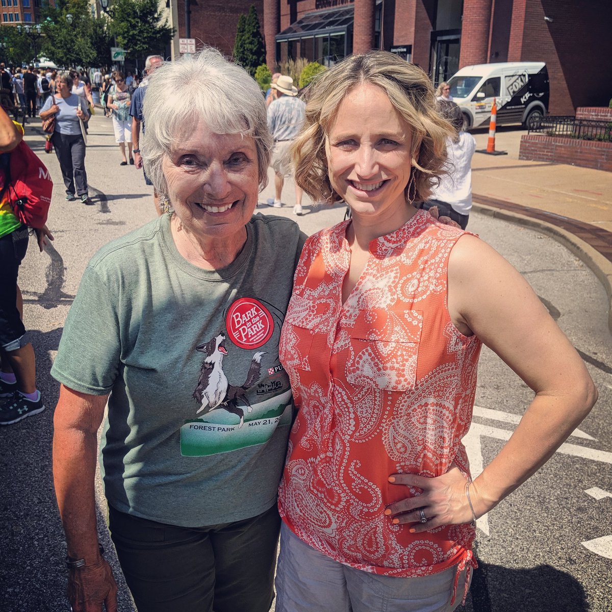AngWxGrl's tweet photo. So nice to meet Suzy Eby at the @STLArtFair today! She was one of the first women to do weather on television in the 1970s when she worked in Boise ID. We chatted for a long while. @KatieKormann, she says hi! #suzysnowflake #weatherwomen #tvnews #pioneer https://t.co/ExX5kCLrv8