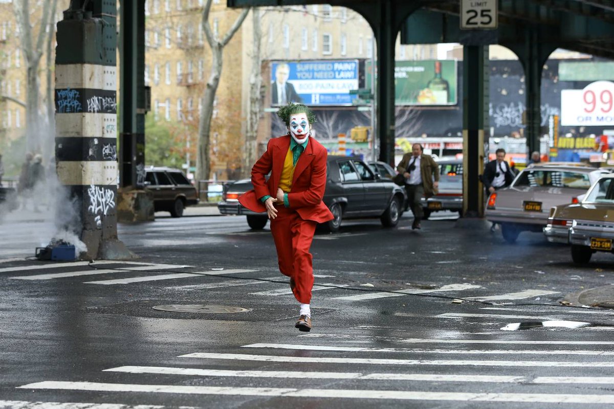 Escenario_pl's tweet photo. La película "Joker" dirigida por Todd Phillips ganó hoy el León de Oro de la 76 edición de la Mostra de Venecia. https://t.co/VqVQSdQO3q ¡Felicidades! 🤡🏆 https://t.co/Ms47GLsRj8