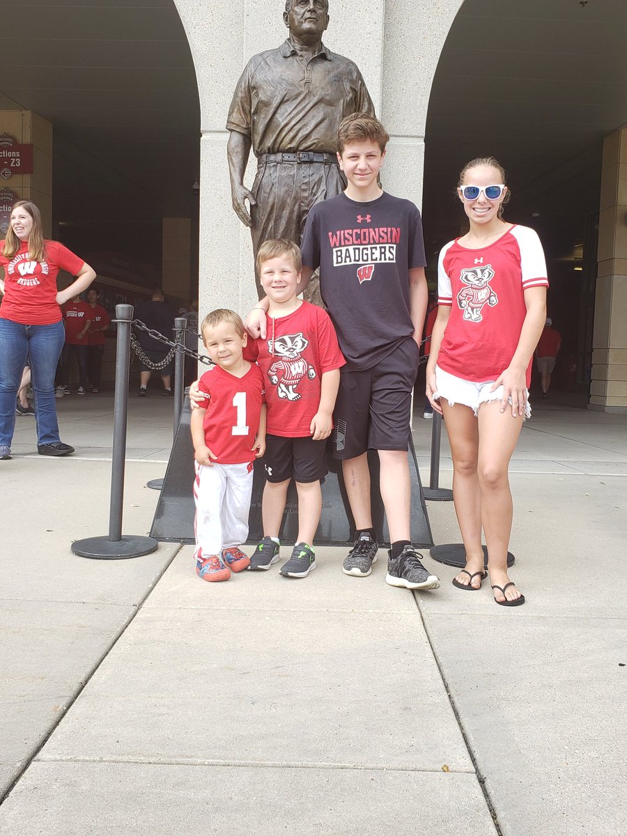 westababy21's tweet photo. Family Badger Day! #uwbadgers #wibadgers #badgers #futurebadgers #littlebadgers https://t.co/IAyTuW1MIJ