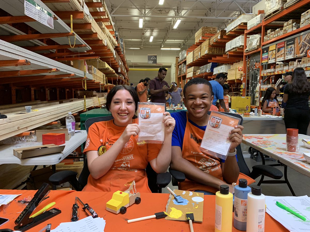 Awesome job to Dakota and Keith for running a great kids club!!!! #themightyrayroad <a href="/THD_Jen/">Jen Cohen</a> <a href="/ReneeTaylor13/">Renee Taylor</a>