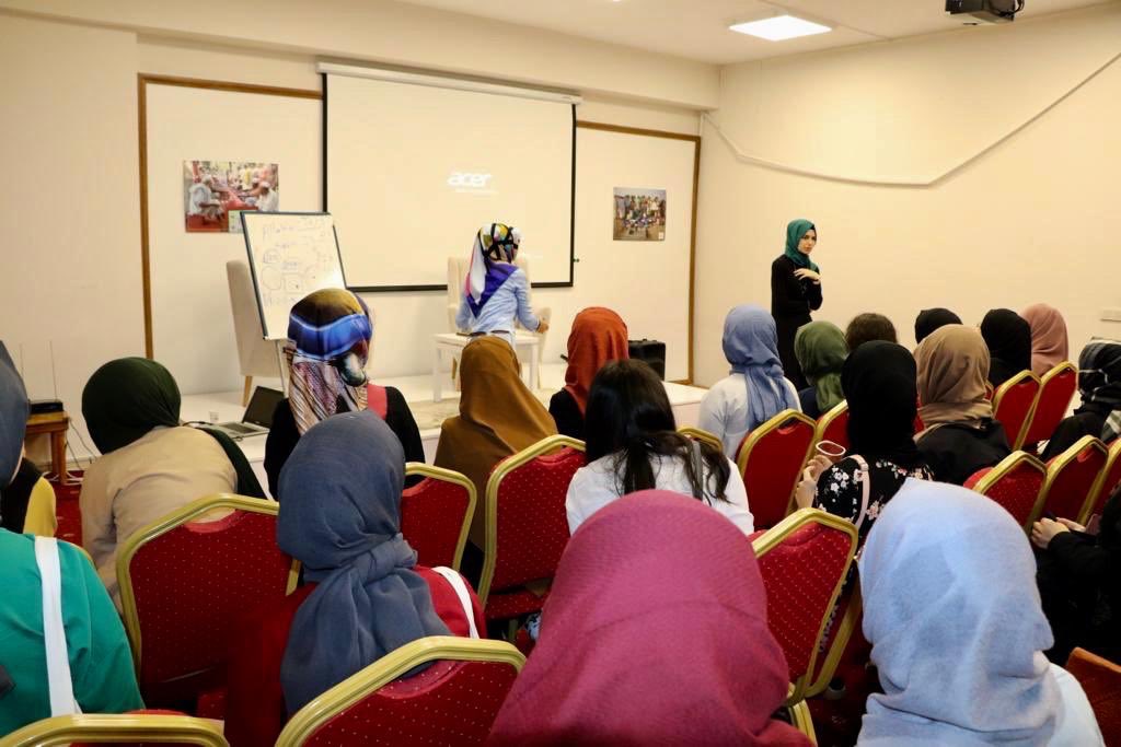 Hizlandirilmis fotoğrafçılık kursumuzun 3. eğitimini de  tamamlamış bulunmaktayız . Yeri geldiğinde makinanın objektifinden  kendi hayatimizin açilarinada yön verdigimiz eğitim sürecimiz oldukça verimli ilerliyor
#kınagecesi #düğün #kurs #ihhfotoğrafçılıkkursu #gençihhbeylikdüzü