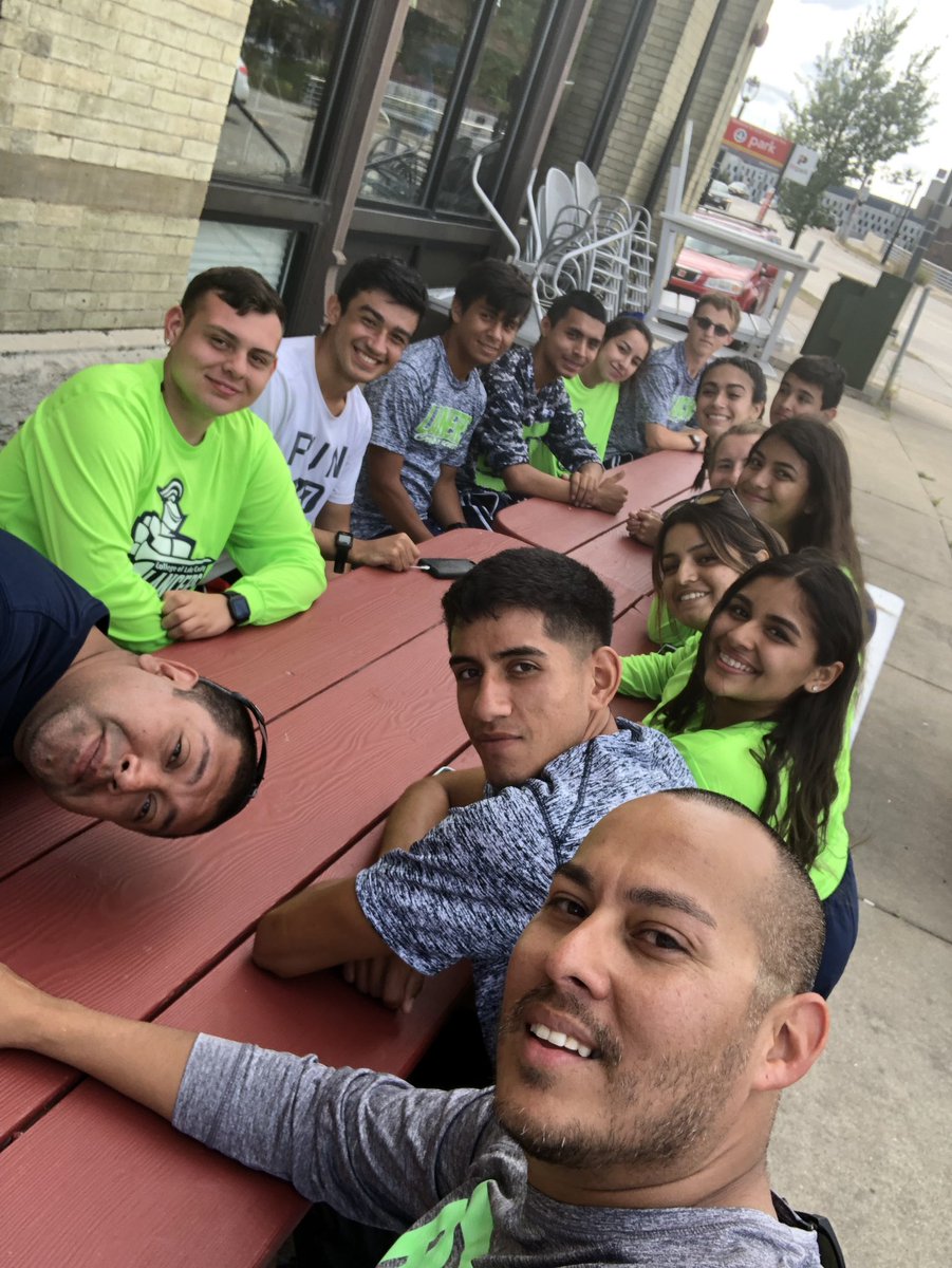CLC_runclc's tweet photo. Post race fuel @AJBombers! #LakeCounty💪🏼 #RUNCLC https://t.co/8ors5qcaUd