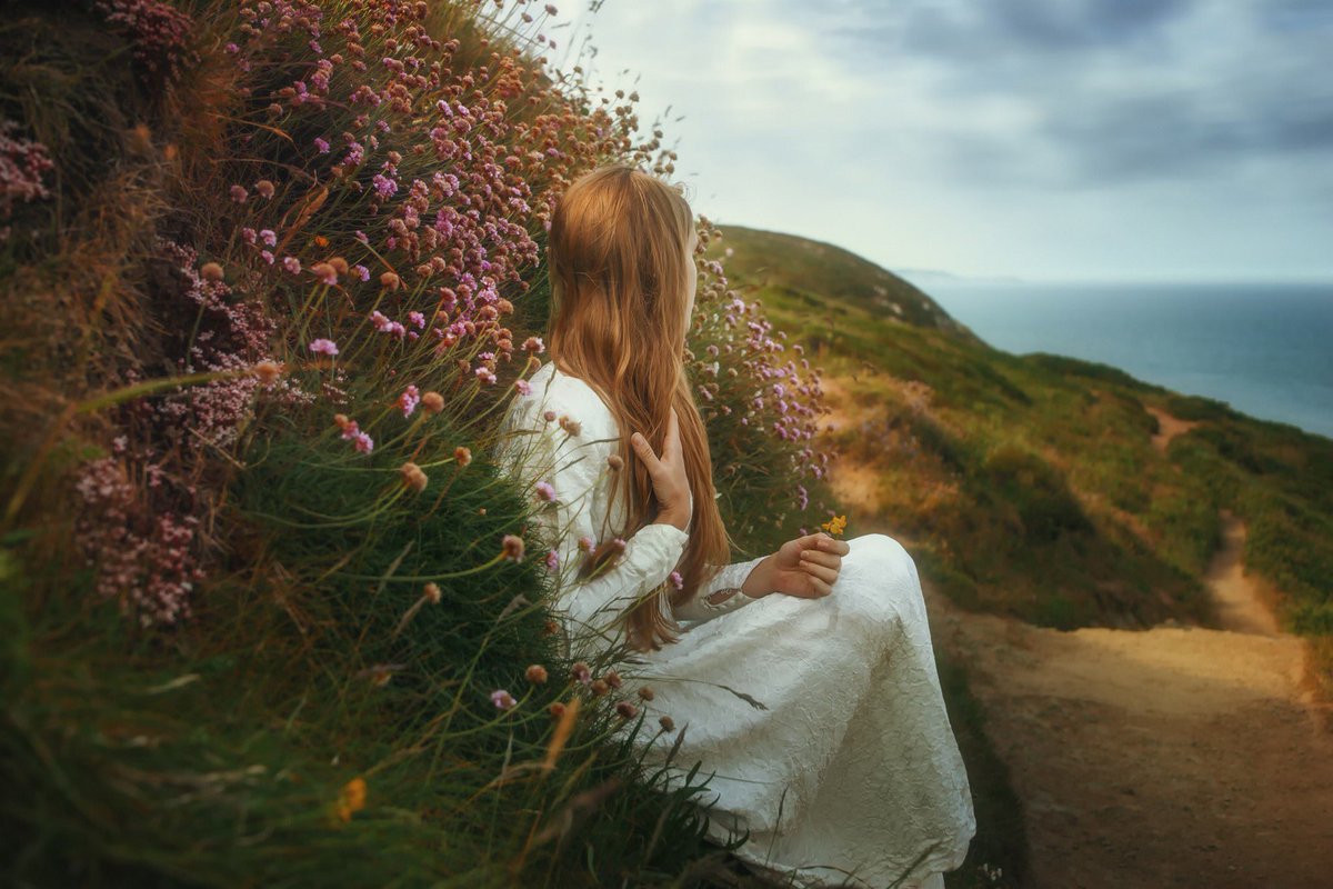 Счастливая девушка. Внутренний ребенок радуется. Счастье просто жить и жить. Девушка бежит по полю. Фотосессия весной.