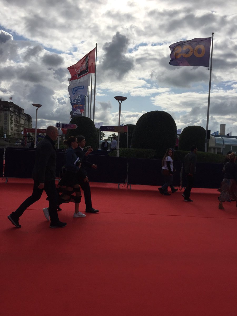 PoreeG's tweet photo. @Orel_san le costume te va si bien 😉 Dommage que ça ne soit pas confortable en concert ! #festivaldedeauville https://t.co/1WLroQfdsn