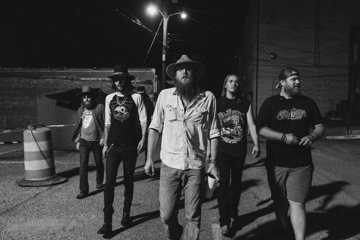 whiskeymyers's tweet photo. Alabama from the fishing to the music you always know how to have one hell of a time! Tonight it’s @thesignaltn and it’s all SOLD OUT! 📷: @khris_poage https://t.co/oBCwidAUGb