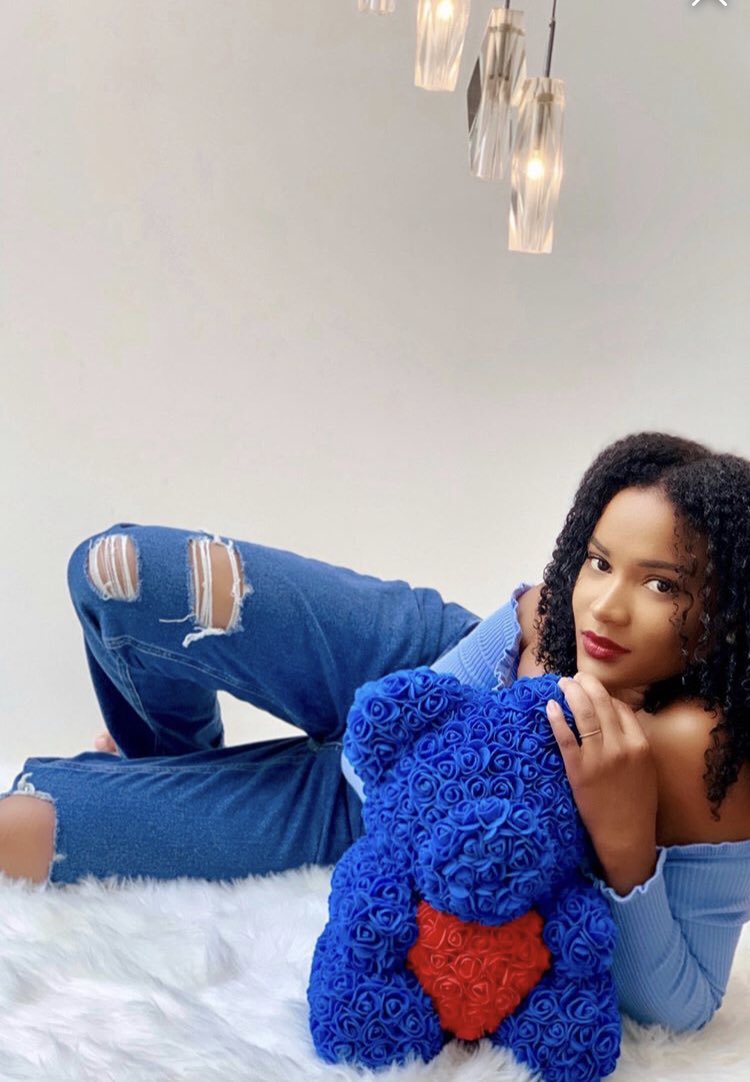 Faça como a @officialeilalopes peça o seu urso independente do país onde te encontras.

OBS: envios internacionais de ursos, Cúpulas (Bela e o Monstro), caixa acrílica com rosas preservadas, correio do amor e entre outras novidades.🥰 #leilalopes #missuniverso2011 #missangola2010