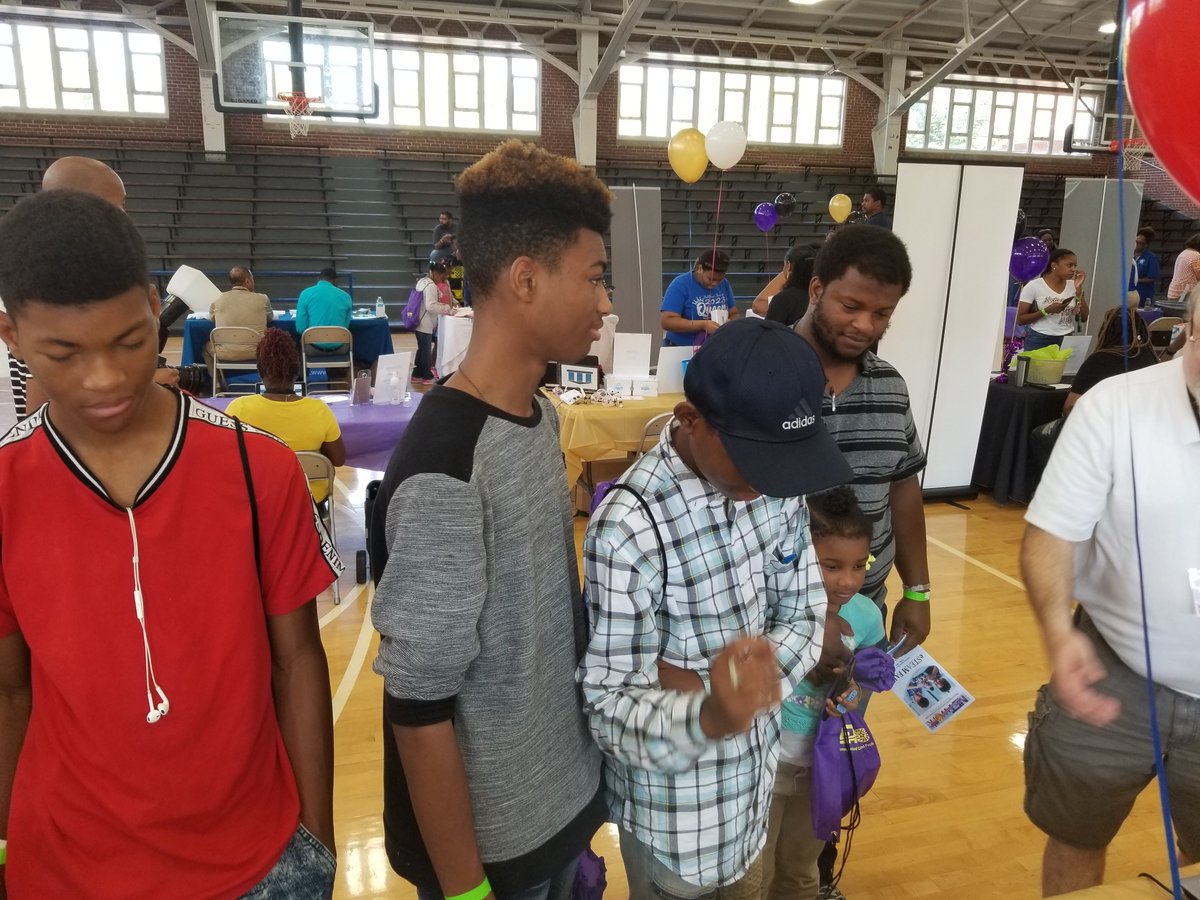 HACEMOS_ATL's tweet photo. @TheNETwork_ATL & @HACEMOSatATT at #eSTEAMfair . Everyone can learn tech @microbit_edu @adafruit https://t.co/6DE310qNgI