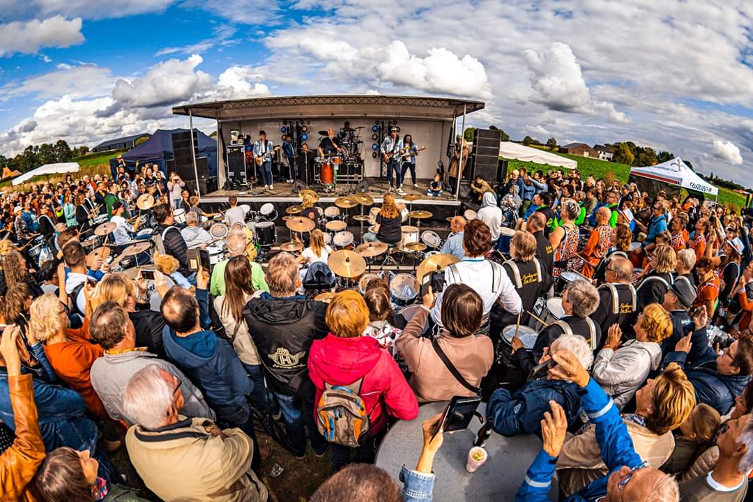 #WCExperience en #CesarZuiderwijk treden samen op bij de opening van de nieuwe #randweg in #Baarle Nassau/Baarle Hertog. Een leuk optreden op een bijzondere plek. Op de nieuwe weg ga je maar liefst 8 keer de grens over tussen België en Nederland.
