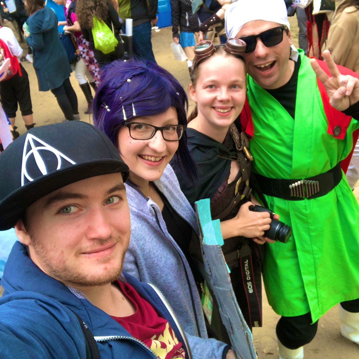 LaMlleMaddy's tweet photo. Ein paar Eindrücke von heute ^^ 🥰 @Connichi 
#flowconcert #connichi #cosplay https://t.co/92ZgM2JIM3