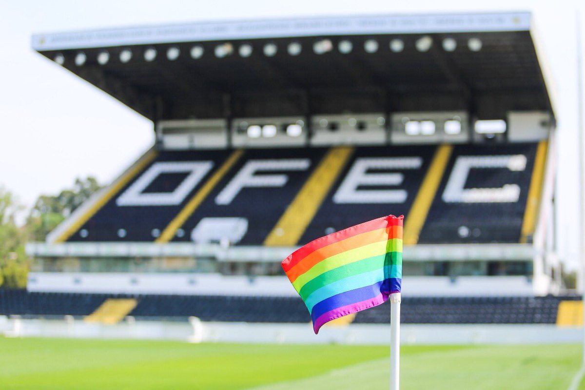 CAMPANHA CONTRA PRECONCEITOS
O <a href="/OFECoficial/">Operário Ferroviário</a>, o Fantasma aqui de Ponta Grossa, que disputa a série B, no jogo de agora contra o Cuiabá, está com bandeirinhas de escanteio que represetam diferentes lutas das minorias, no combate ao preconceito.
Parabéns pela iniciativa!