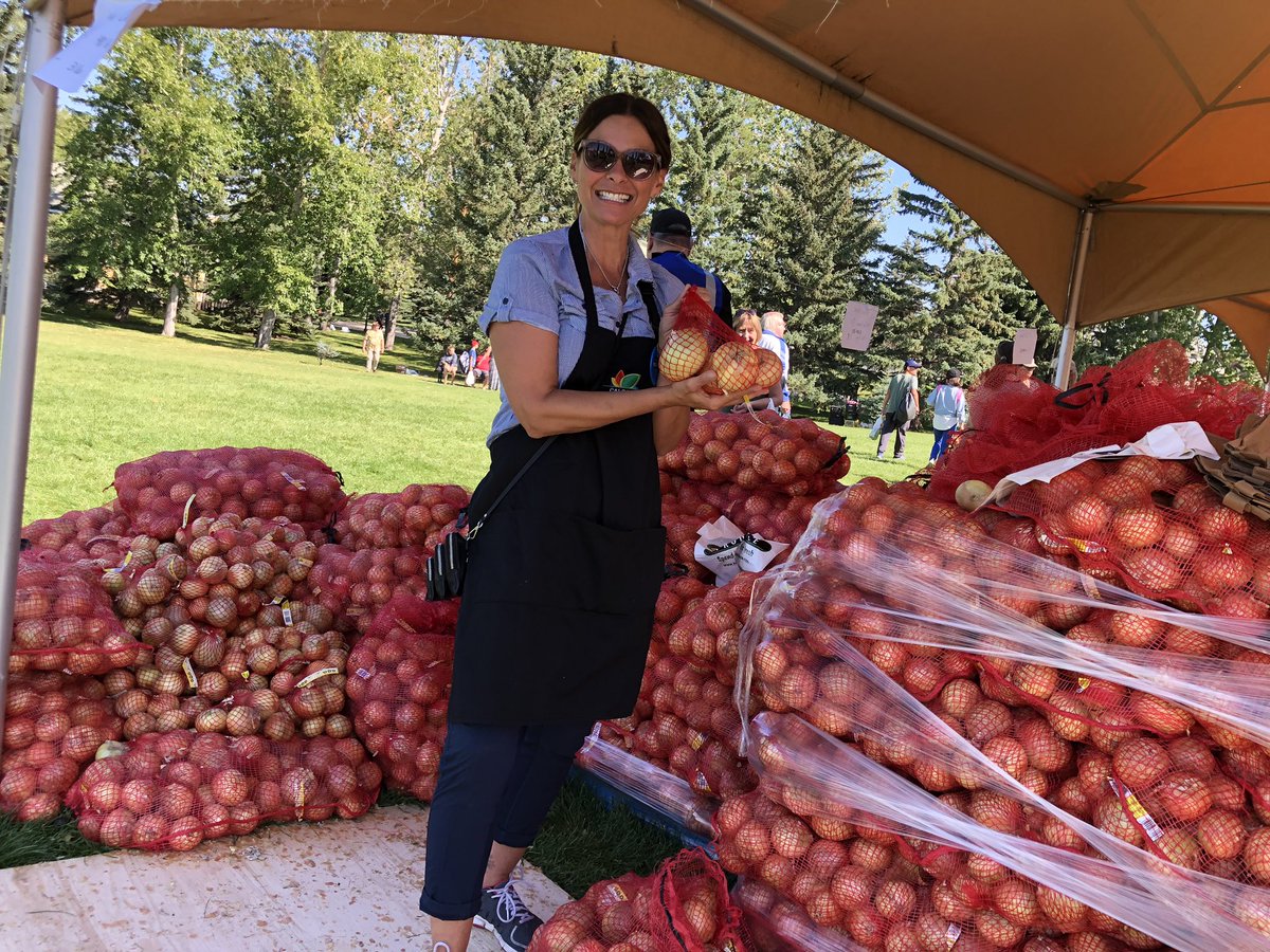 HeritageParkYYC's tweet photo. Loads of fresh produce at the #FallHarvestSale, plus all the usual happenings at the Park! Today & tomorrow. #GoingBackGivesBack #EscapeToday #carrots #onions #asparagus #pineapples #bananas @CalgaryPMA https://t.co/klAS6v09aC