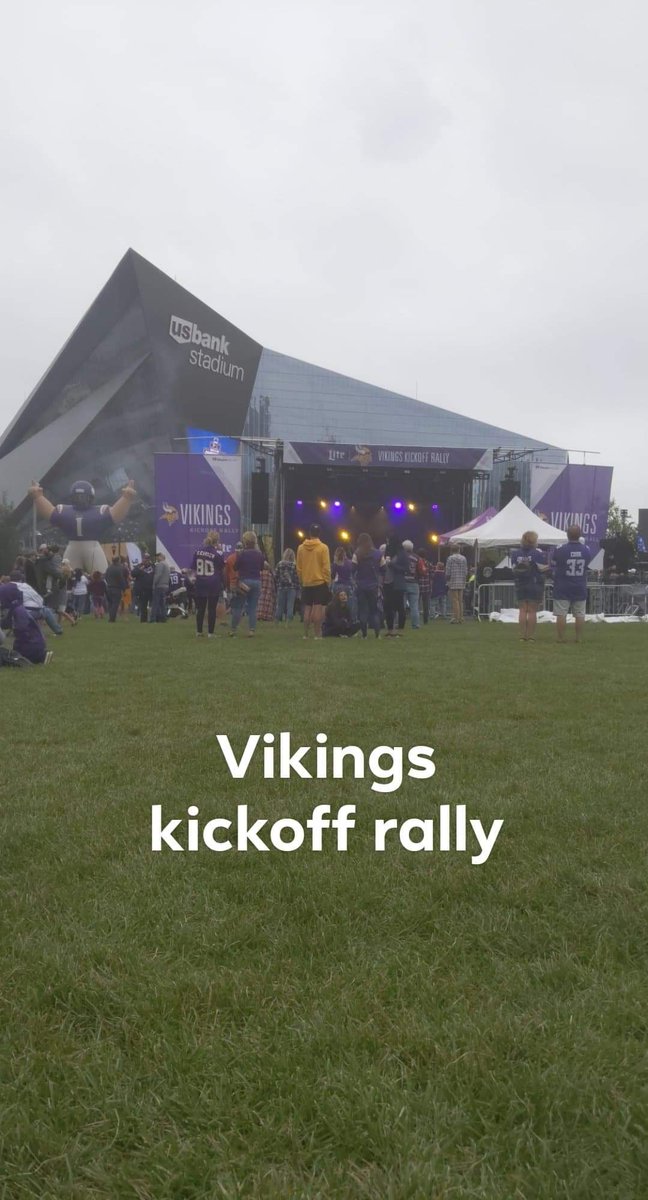 Damontis's tweet photo. For a free event it was entertaining #Vikings #Kickoff #bretmichaels #chrishawkey https://t.co/2l48khD7w3