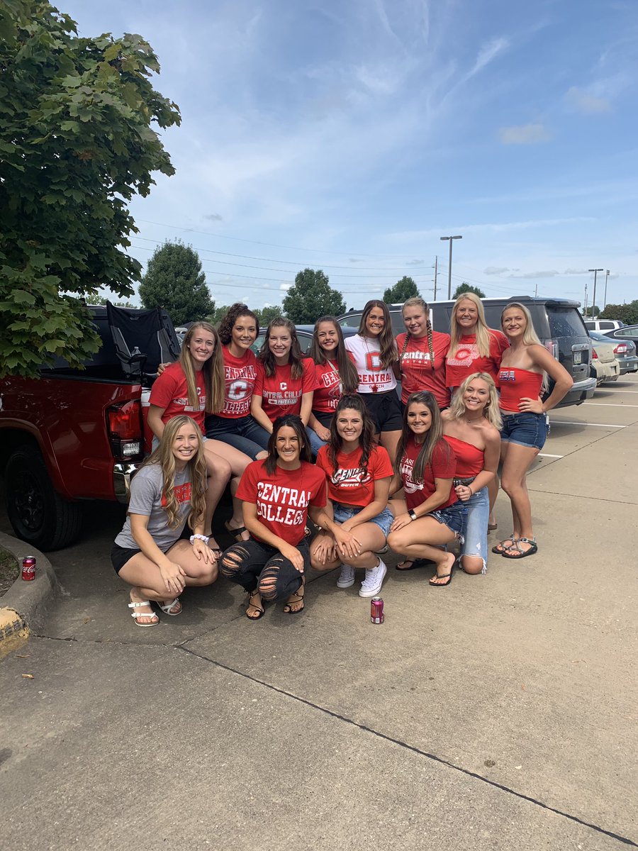 CentralSB1's tweet photo. Football Saturday & tailgating 👏🏻👏🏻 .......grilling skills might need some work! #lighterfluid #hotdogs #edible? #dutchwin. https://t.co/pNicK58vCh