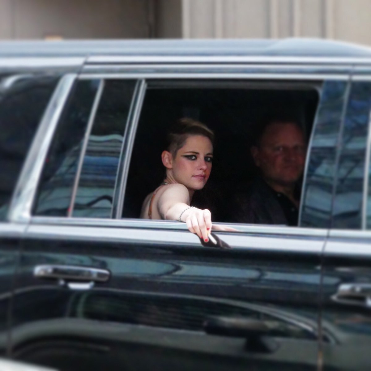 LoonieGuy's tweet photo. #KristenStewart taking a break from @AmazonStudios #SebergMovie 🎥 premiere at #TIFF 🚬 😁 
📸: @LumixUSA G85 #gvario12_60mm  
.
#torontointernationalfilmfestival #amazonstudios #kristenstewartfan #TIFF19  #papparazzi #torontolife #celebrityphotos @ETCanada https://t.co/vhMrWSBKXV