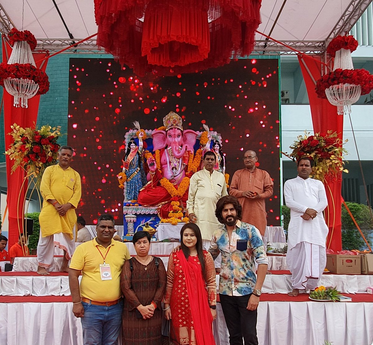sanjayunv's tweet photo. Thank you Shri Dinesh Mehta ji (Bollywood Actor) for joining Ganesh Puja in Bangkok. Your #DMClub Thai fan following is really amazing in Thailand. @Dinesh_K_Mehta https://t.co/Zl4w7iRavI