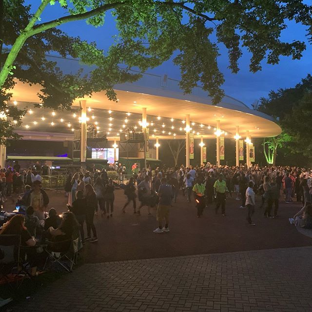 bdavisone7's tweet photo. Guess who’s back... back again.... #ravinia #lennykravitz https://t.co/getsOsHpdQ https://t.co/ESkEbNTleC