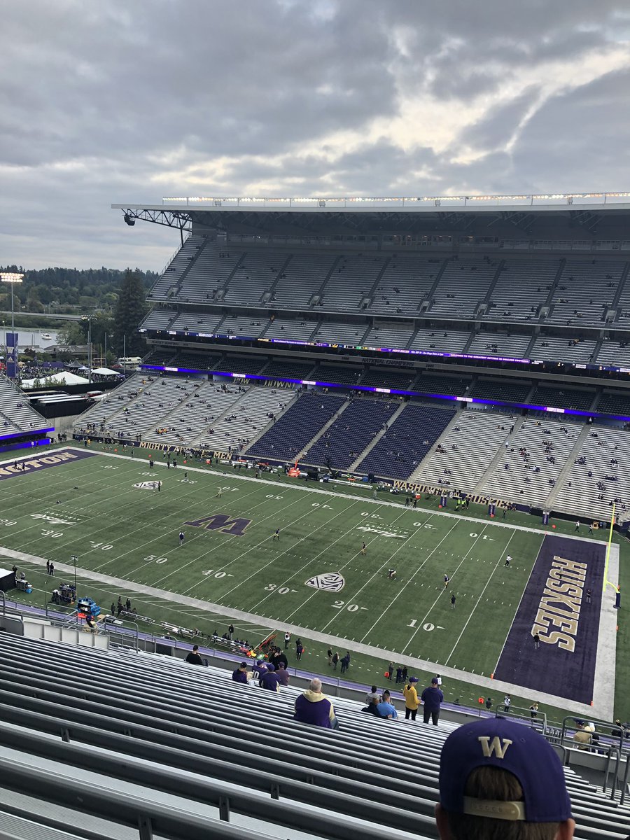 JustPeachyNow's tweet photo. Gameday with dad! Go Dawgs! #PurpleReign #godawgs https://t.co/0MlMjTvHzq