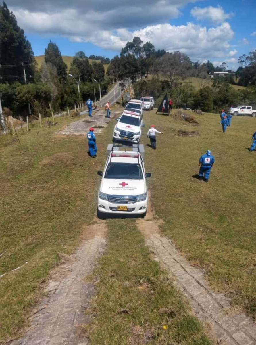 CruzRojaAntioq's tweet photo. #CRCSA | En alianza con @Tuyomotor la Cruz Roja Colombiana Seccional Antioquia, realizó capacitación teórica-práctica a voluntarios del grupo Seguridad Vial y empleados de la Seccional, en 4X4

#JuntosProtegiendoLaVida https://t.co/c2Et6ITpLY